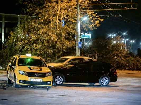 Инцидентът се е случил преди половин час Снимка: Фейсбук/ Катастрофи в София