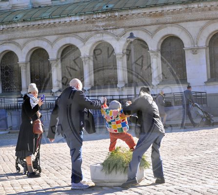 Режисьорът обръща цялото си внимание на внучката си