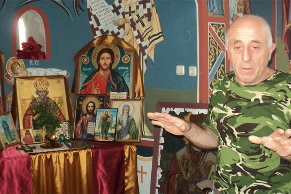 Пенсионираният военен Ангел Рафаилов разказва за пророчеството на Ванга, че ще строи манастир.  СНИМКИ: АВТОРЪТ