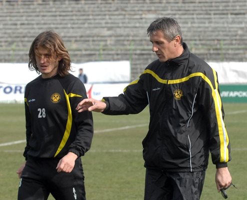 Кайзера (вдясно) като старши треньор на “Миньор” (Пк).