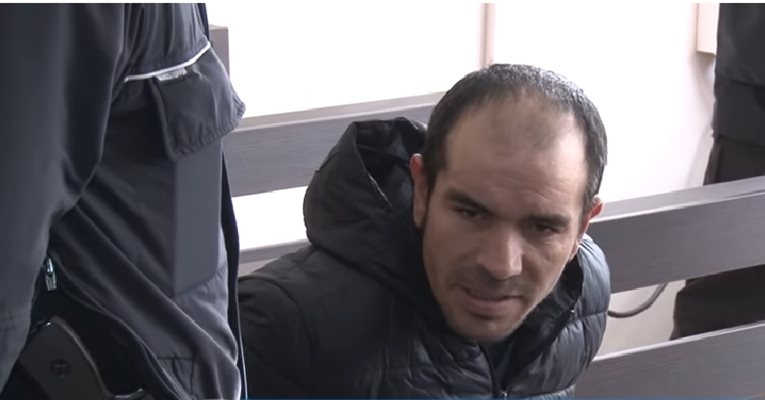 32-годишният Йордан Пенев, който потроши с брадва колата на курсанти от Националния военен университет на пътя между Сливен и Гурково. Кадър: Youtube/ PRESSTV Kazanlak