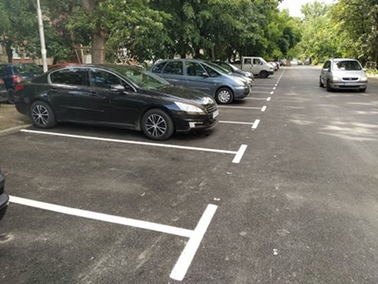 По обновената ул."Белица" са разчертани и местата за паркиране.