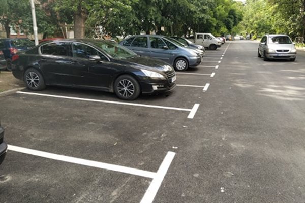 По обновената ул."Белица" са разчертани и местата за паркиране.