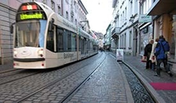 Трамваят във Фрайбург минава през историческия център.