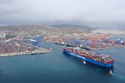 Контейнеровоз навлиза в пристанище Пирея в Гърция (Синхуа/У Лу)