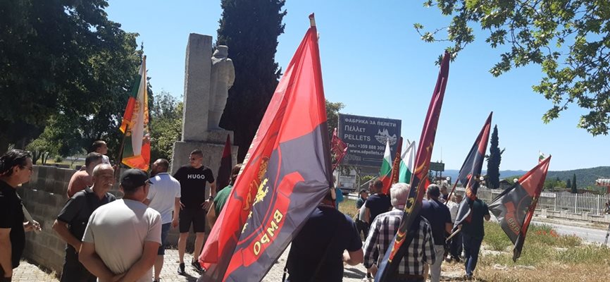 Стотици членове и симпатизанти на ВМРО се събраха на протест в Кресна.