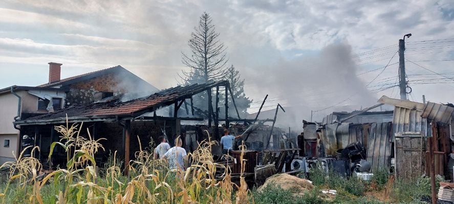 Пожарът нанесе сериозни щети.