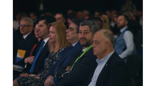 На първия ред на форума седнаха Николай Денков, съпругата му, Кирил и Линда Петкови, Асен Василев, Христо Иванов и Атанас Атанасов.