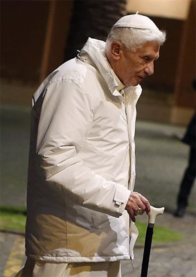 Папа Бенедикт XVI пристига на среща със семинаристи в Рим на 8 февруари.
Снимка: Ройтерс