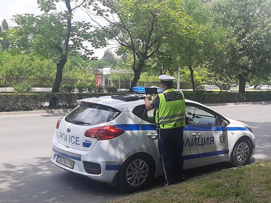 Пътен полицаи следи не само за нарушения от автомобилите, но и на пешеходците.