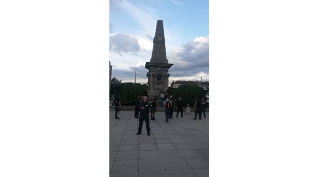 Силно полицейско присъствие около паметника на Васил Левски СНИМКИ: Митко Маринов