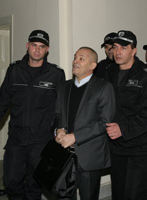 Полици водят Георги Вълев. Първоначално той бил в килия с още двама затворници, в която са открити два от джиесемите. Другите два са намерени при преместването му в друга килия.