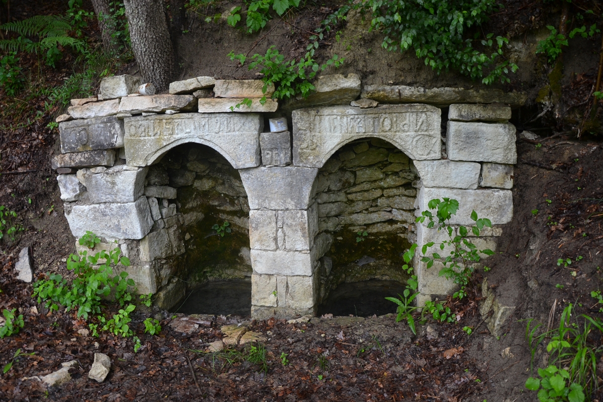 Странното село Стоманци - има стар лековит извор, тайни пещери утроби