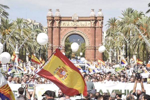 Около 2800 души участваха в протеста в Барселона СНИМКА: Туитър/ DanielDiMartino