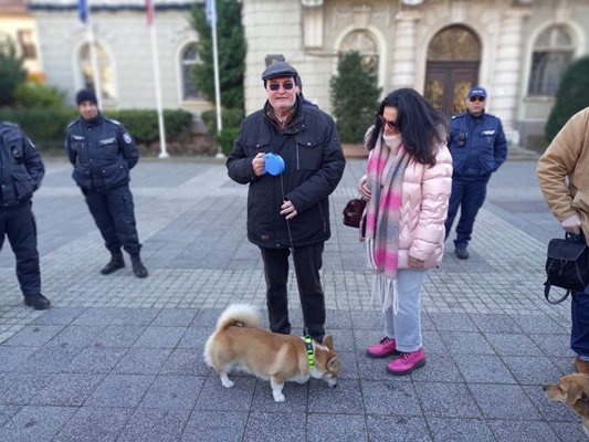Адвокат Стефан Левашки, съпругата му Елена и кучето им Ринго по време на протеста.