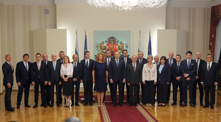 Президентът Румен Радев и вицепрезидентът Илияна Йотова с Гълъб Донев и министри при назначаването на служебното му правителство