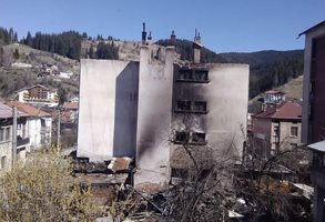 Пожарът в Чепеларе унищожи 6 апартамента, 14 са без дом