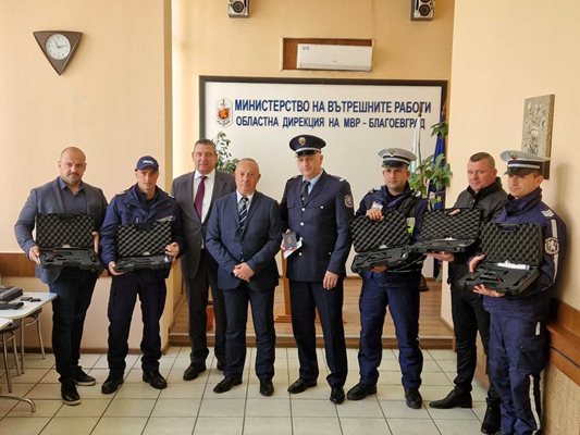 Заместник – министър Емил Ганчев връчи пет служебни пистолета „Валтер“ и седем служебни електропреносими пистолета „Тейзър“ на полицейски служители от ОДМВР-Благоевград.