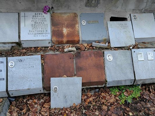 Счупени плочи на урните има на много места в Централните гробища.