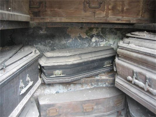 Отворени врати и счупени витражи показват изцяло интериора на някои от фамилните гробници. Котките обаче се излежават само пред добре поддържаните фамилни мавзолеи, защото живите роднини им носят храна. 
