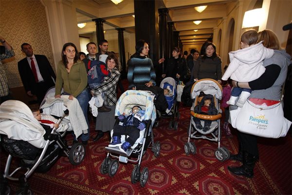 Миналата година протестиращите майки бяха приети от тогавашния председател на НС Цецка Цачева.

Снимка: Архив