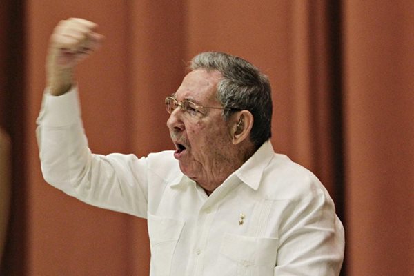 Раул Кастро държи реч в парламента.