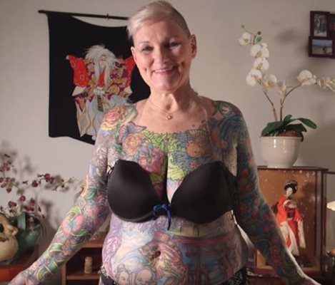 Шарлот Гутенберг от щата Флорида се сдоби с рекорд на Гинес като най-татуираната жена в света, като 98,75 процента от нейното тяло бяха покрити с татуировки Кадър: Youtube