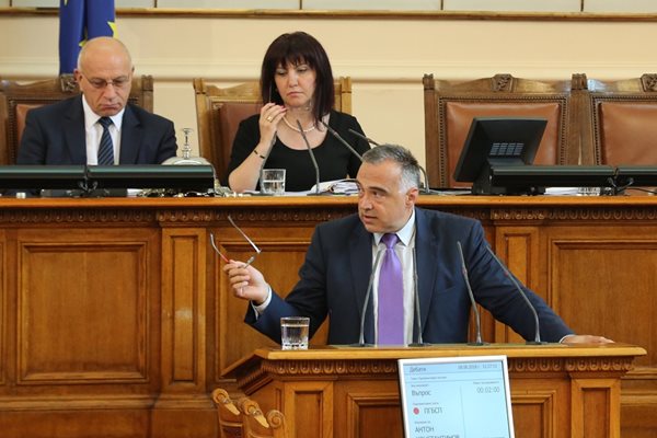 Антон Кутев от БСП е най-наказваният от парламентарната шефка Цвета Караянчева депутат.