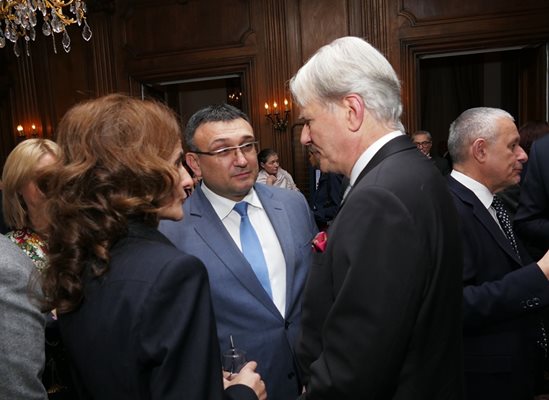 Вътрешният министър Младен Маринов обсъжда с френския посланик доброто сътрудничество в сферата на сигурността. Вдясно до тях е Соломон Паси.