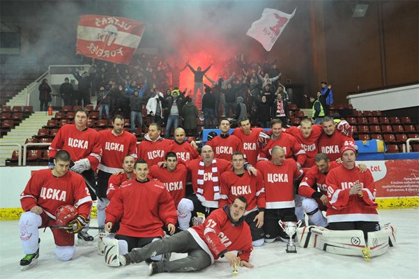 Агитката на ЦСКА поздрави своите шампиони с факли и фойерверки.