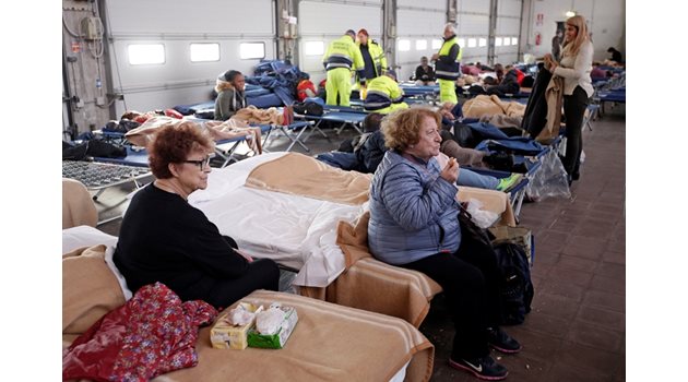 Жители са настанени  в импровизиран  евакуационен център  в град Камерино.