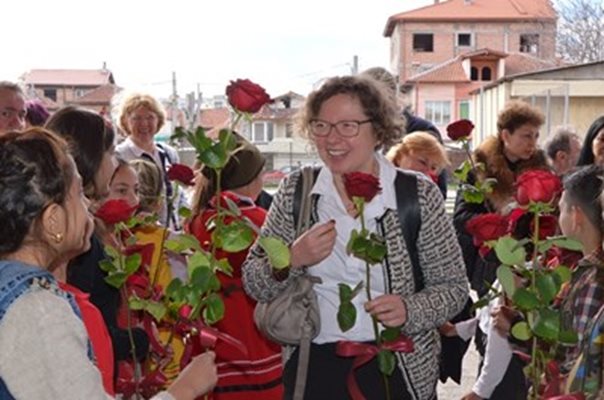 Швейцарските гости бяха посрещнати с рози.