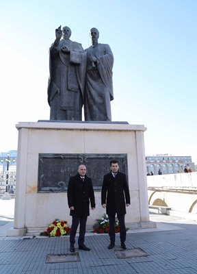 Премиерът Кирил Петков и македонският му колега Димитър Ковачевски поднесоха цветя на паметника на Св. св. Кирил и Методий.
