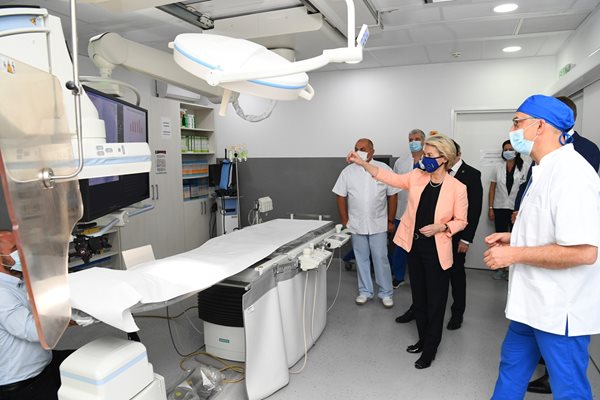 Шефката на ЕК Урсула фон дер Лайен посещава спешната помощ на университетската болница в румънската столица Букурещ. 
