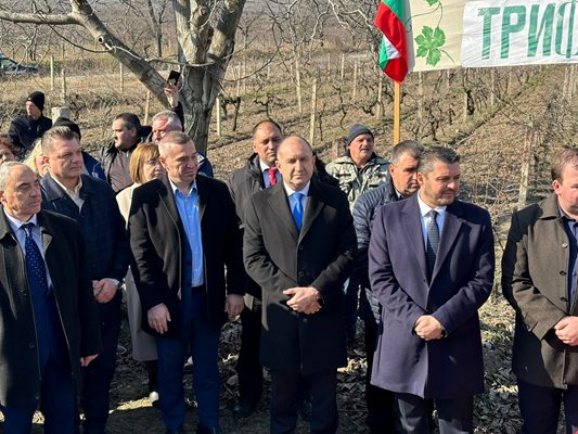 Румен Радев в село Устина на лозята.