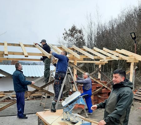 Запустелият терен бързо се превърна в строителна площадка.