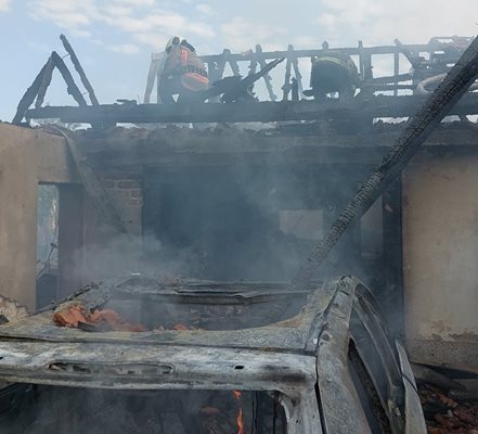 Пожарникарите се бориха с огъня в трудна обстановка.