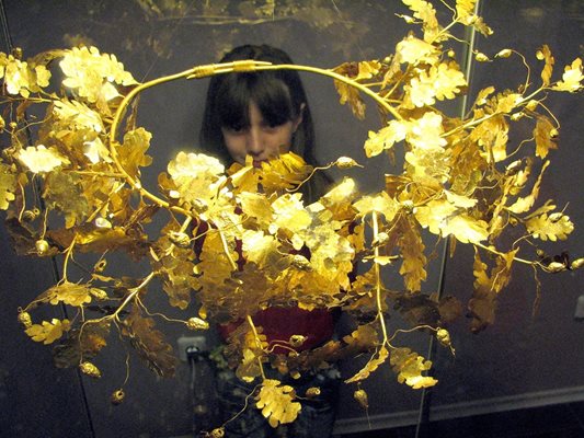 Сред най-ценните експонати в казанлъшкия музей "Искра" е златният венец с дъбови листа, символ на царската власт, открит в могилата Голямата косматка край град Шипка през есента на 2004 година.
Снимка: Архив