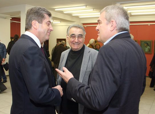 В разговор с президента Георги Първанов (вляво) и политика Румен Петков
