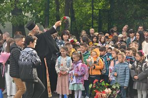 Пратете ни снимки от първия учебен ден, ще ги публикуваме