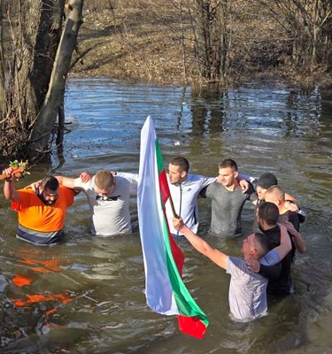 Десетки мъже участваха в ритуалите по спасяване на Богоявленския кръст в община Разлог. СНИМКИ: Община Разлог