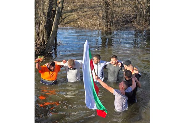 Десетки мъже участваха в ритуалите по спасяване на Богоявленския кръст в община Разлог. СНИМКИ: Община Разлог