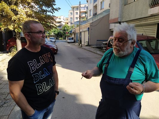 Димитър Будаков /вдясно/ разговаря с инвеститора на обекта Стефан Кабаков. Снимки: Авторът