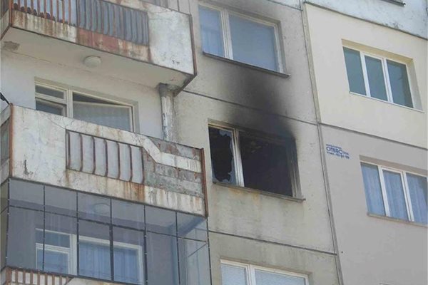 Прозорците на спалнята на убитата Стефка са избити от газовата експлозия, предизвикана от огъня.