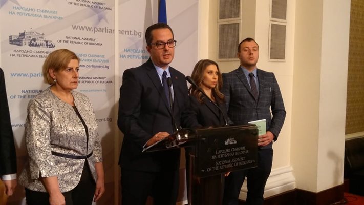 Зам-председателят на "Възраждане" Цончо Ганев заедно с депутати от партията на брифинг пред медиите.
