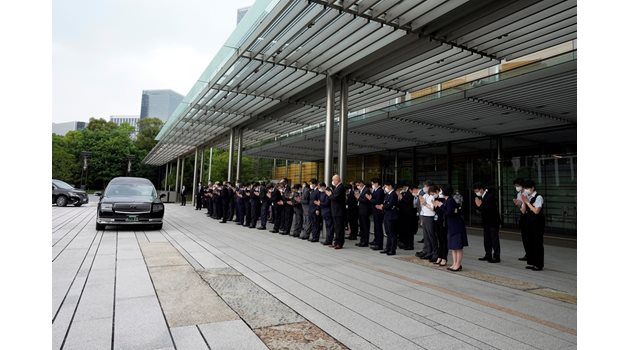 Катафалка, превозваща тялото на бившия японски премиер Шиндзо Абе
Снимки:Ройтерс