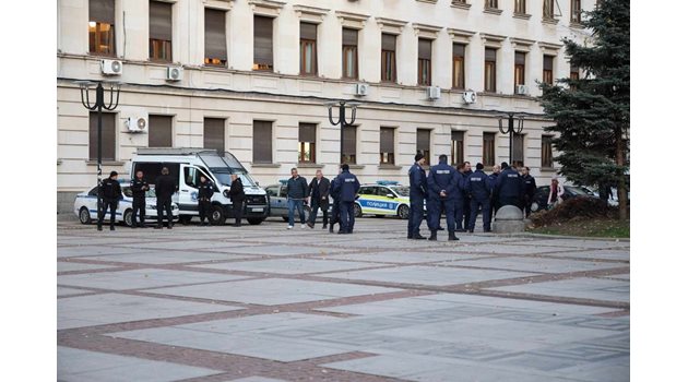 Полицаи пристигнаха пред театъра още в 17 ч.