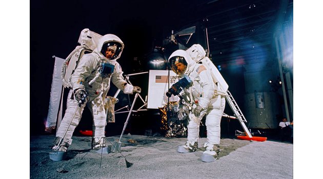Нийл Армстронг и Бъз Олдрин (вляво) тренират за мисията на Луната.