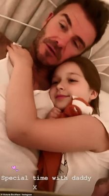 Футболната звезда Дейвид Бекъм чете преди сън на 7-годишната си дъщеря Харпър.