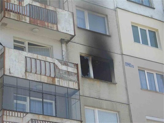 Прозорците на спалнята на убитата Стефка са избити от газовата експлозия, предизвикана от огъня.